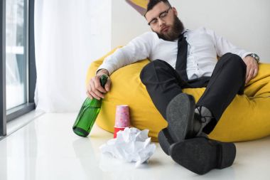 formal giyim, çanta sandalyede uyuyor şampanya ile sarhoş işadamı