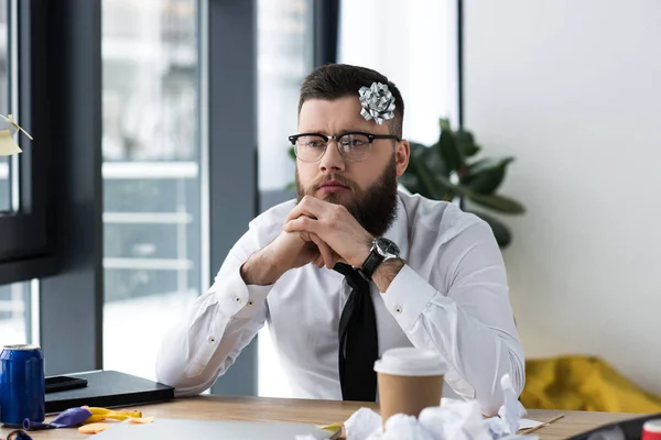 Porträt Eines Nachdenklichen Geschäftsmannes Mit Schleife Kopf Arbeitsplatz Büro — Stockfoto