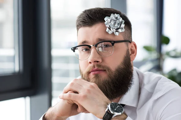 Retrato Hombre Negocios Barbudo Con Arco Cabeza Mirando Cámara Oficina — Foto de stock gratuita