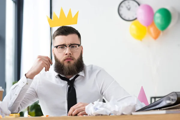 Porträt Eines Geschäftsmannes Mit Papierkrone Arbeitsplatz Büro — Stockfoto