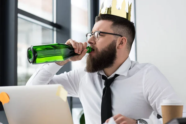 Geschäftsmann Mit Papierkrone Auf Dem Kopf Trinkt Champagner Arbeitsplatz Büro — Stockfoto