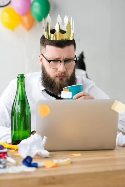 Retrato Hombre Negocios Con Corona Papel Cabeza Mirando Pantalla Del — Foto de Stock