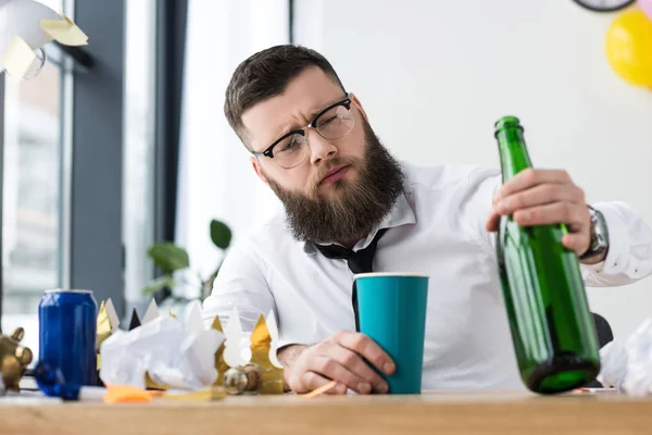 Potret Pengusaha Dalam Pakaian Formal Dengan Botol Sampanye Tempat Kerja — Foto Stok Gratis