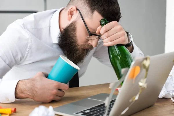 Пьяный Бизнесмен Бутылкой Шампанского Рабочем Месте Офисе — стоковое фото