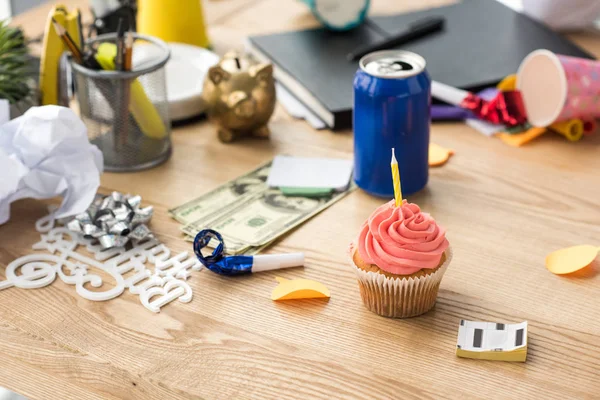 Stäng Upp Födelsedag Cupcake Med Ljus Och Party Dekorationer Arbetsplatsen — Stockfoto