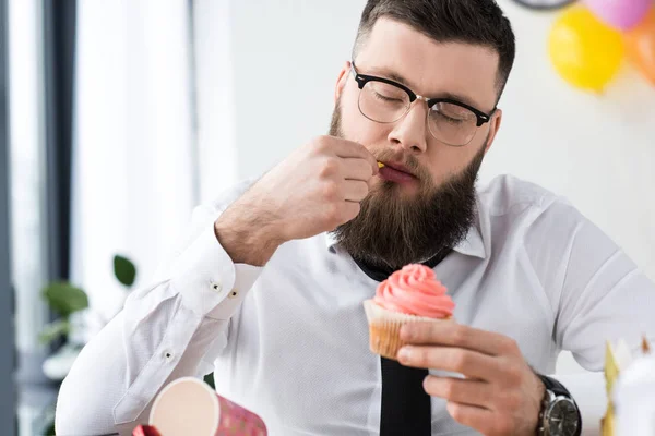 Retrato Empresário Segurando Aniversário Cupcake Mãos Escritório — Fotografia de Stock