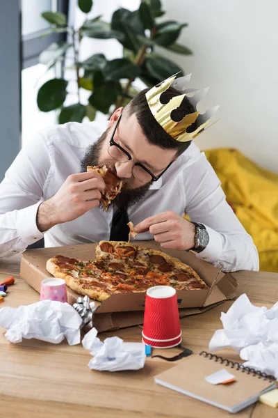 Retrato Hombre Negocios Con Corona Papel Cabeza Comiendo Pizza Lugar — Foto de Stock