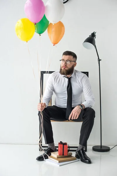 椅子に座っての風船を正式な摩耗で実業家  — 無料ストックフォト