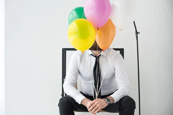 Visão Obscurecida Homem Negócios Com Balões Coloridos Sentados Cadeira — Fotografia de Stock
