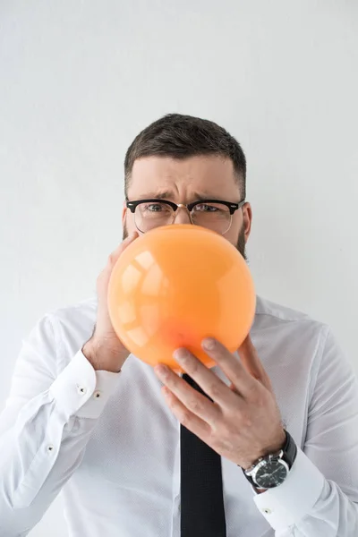 Porträt Eines Geschäftsmannes Formeller Kleidung Mit Luftballon Auf Grau — Stockfoto