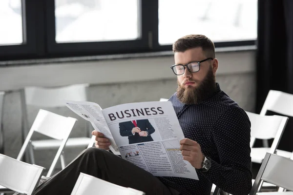 Koncentruje Się Biznesmen Gazety Siedzi Sali Konferencyjnej — Darmowe zdjęcie stockowe