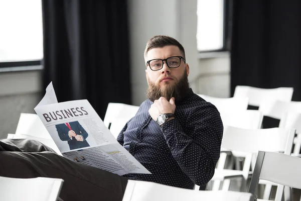 Retrato Empresario Barbudo Pensativo Con Periódico Sentado Sala Reuniones — Foto de stock gratis