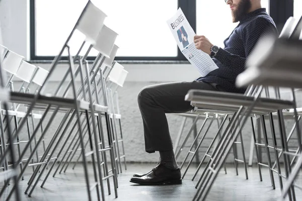 Beskuren Bild Affärsman Med Tidningen Sitter Mötesrummet — Stockfoto