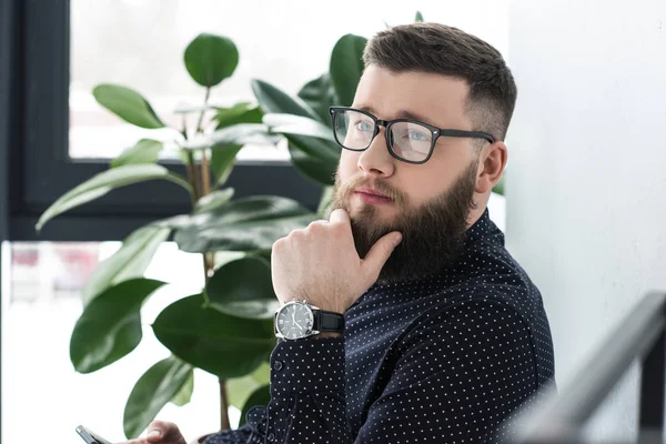 Vista Lateral Del Hombre Pensativo Anteojos Mirando Hacia Otro Lado — Foto de stock gratuita