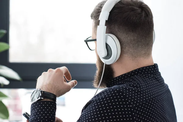 Visão Parcial Homem Com Smartphone Ouvindo Música Fones Ouvido — Fotografia de Stock