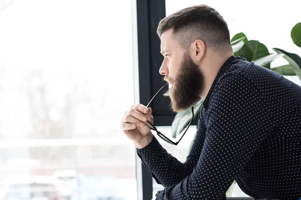 Zijaanzicht Van Peinzende Man Stijlvol Shirt Met Brillen Zoek Weg — Stockfoto