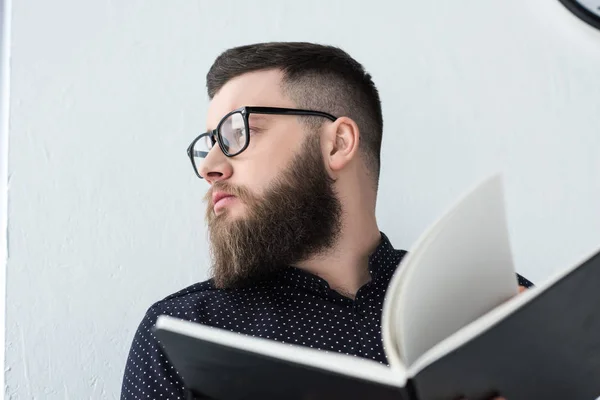 Retrato Hombre Negocios Con Estilo Con Cuaderno Mirando Hacia Otro — Foto de Stock