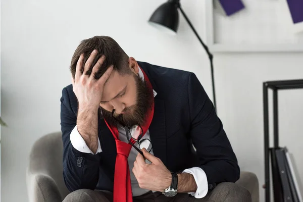 Overwerkt Zakenman Stijlvol Pak Zitten Een Leunstoel — Stockfoto