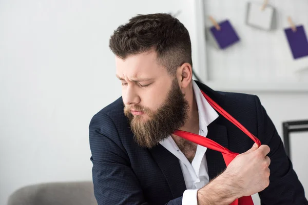 Retrato Hombre Negocios Barbudo Sobrecargado Trabajo Traje Elegante — Foto de stock gratuita