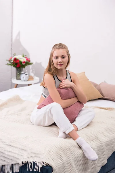 Atraente Jovem Mulher Sentada Cama Abraçando Travesseiro — Fotografia de Stock
