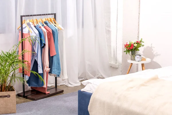 Interior Dormitorio Moderno Con Percha Llena Varias Prendas Femeninas — Foto de Stock