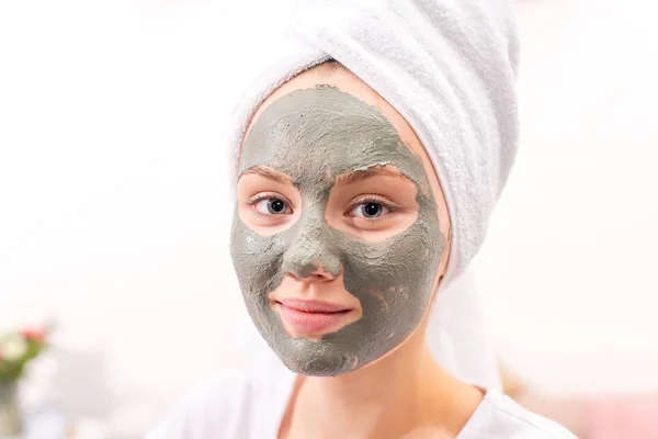 Mooie Jonge Vrouw Met Cosmetische Klei Masker Thuis — Stockfoto