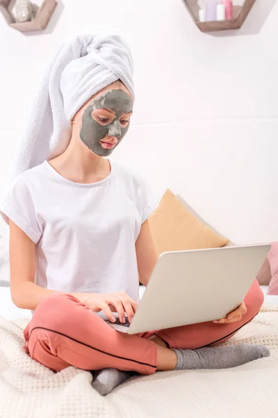 Young Woman Cosmetic Clay Mask Working Laptop Home — Stock Photo, Image