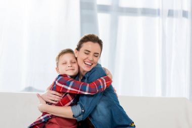 mutlu güzel anne ile küçük oğlu kucaklayan