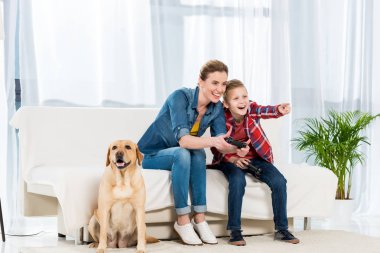 Anne ve heyecanlı oğlu video oyunları oynarken onların köpek katta oturan süre