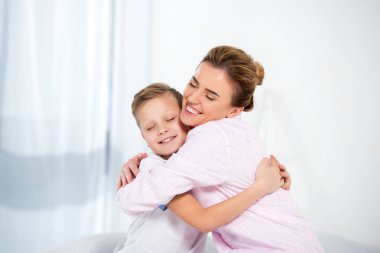 Anne ve oğlu sabah kucaklayan pijama