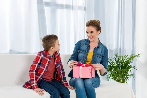 Moeder Opening Cadeau Gedaan Door Haar Zoon Moeders Dag Concept — Stockfoto