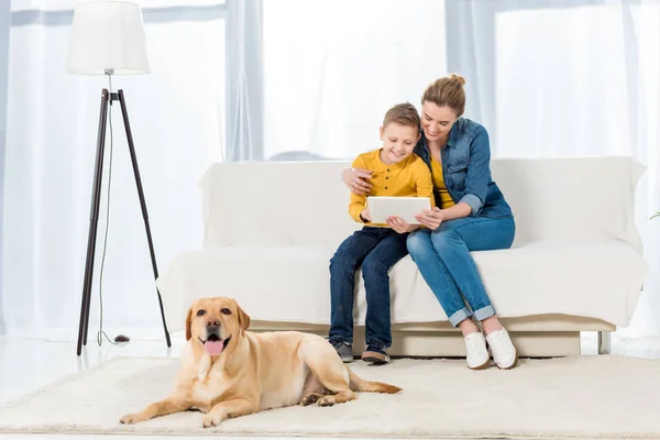 Mãe Filho Usando Tablet Junto Com Cão Adorável Deitado Chão — Fotografia de Stock