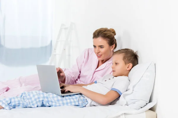 Feliz Madre Hijo Usando Ordenador Portátil Juntos Cama — Foto de Stock