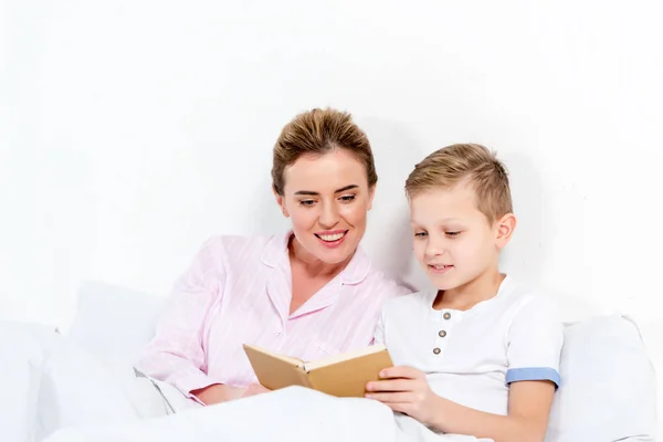 Mãe Filho Lendo Livro Juntos Cama — Fotografia de Stock