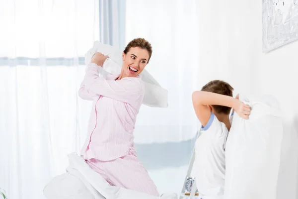 Happy Mother Son Fighting Pillows Bed Weekend Morning — Stock Photo, Image
