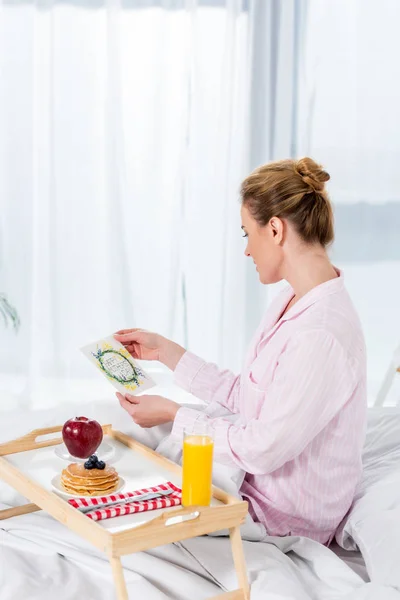 Frau Mit Frühstück Bett Und Muttertagsgrußkarte — Stockfoto