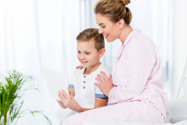 Feliz Madre Hijo Usando Tableta Juntos Cama Por Mañana — Foto de stock gratis