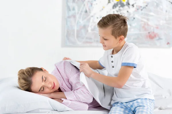 Zoontje Die Betrekking Hebben Zijn Slapende Moeder Met Deken — Stockfoto