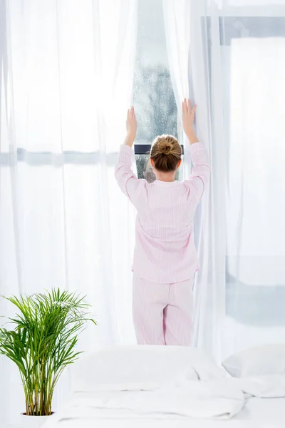 Rückansicht Einer Frau Pyjama Die Morgens Vorhänge Öffnet — Stockfoto