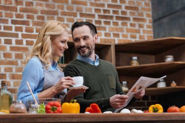 kocası bir şey karısına gazetede gösterilen