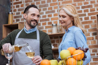 Kocanın karısı cam içine şişe şarap dökme