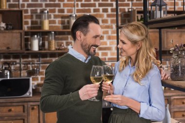 karı koca bardak şarap mutfak ile sorun