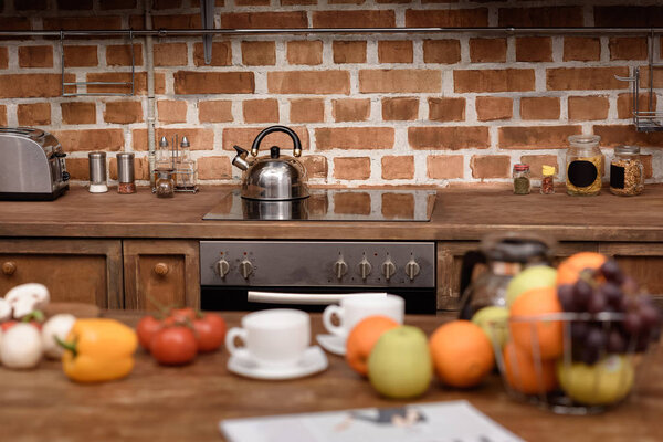 электрическая плита и чайник на современной кухне
