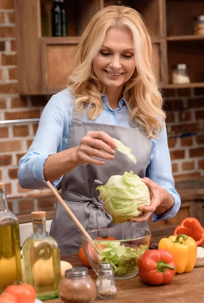 Mulher Adicionando Folhas Salada Para Salada — Fotografia de Stock