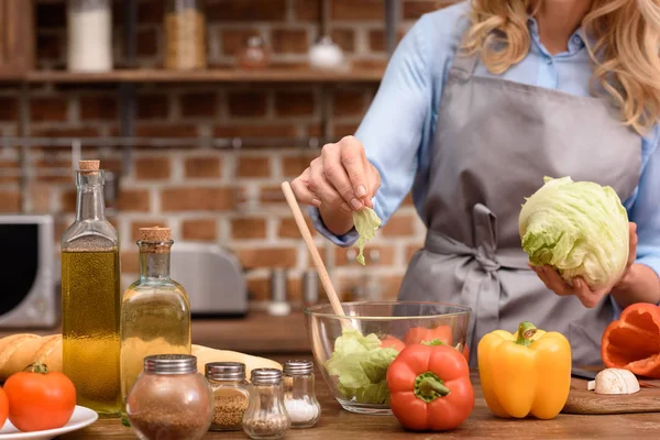 Beskuren Bild Kvinna Lägga Sallad Lämnar Till Sallad — Stockfoto