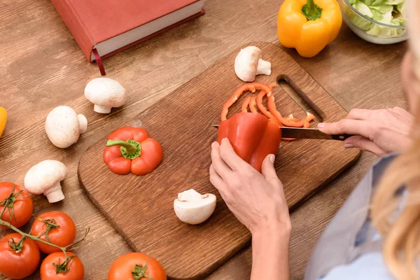 Imagen Recortada Mujer Cortando Pimiento Cocina —  Fotos de Stock