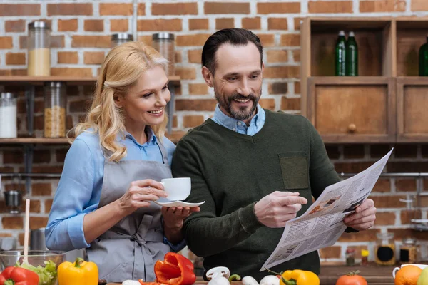 Esposa Beber Café Marido Ler Jornal — Fotografia de Stock