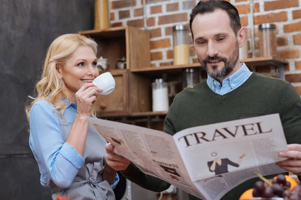 Fru Dricka Kaffe Och Man Läsa Resor Tidning — Stockfoto