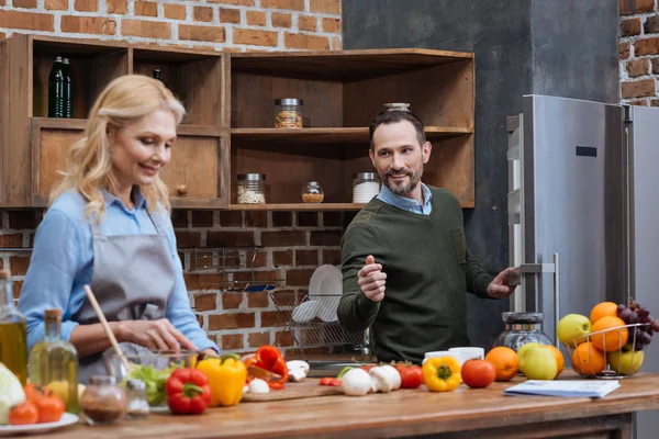 Husband Talking Wife While She Cooking Kitchen — Stock Photo, Image