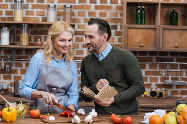 Marido Mostrando Algo Esposa Libro Recetas — Foto de Stock